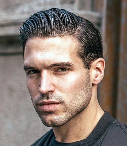 The long side part is a sophisticated gentleman’s hairstyle that combines