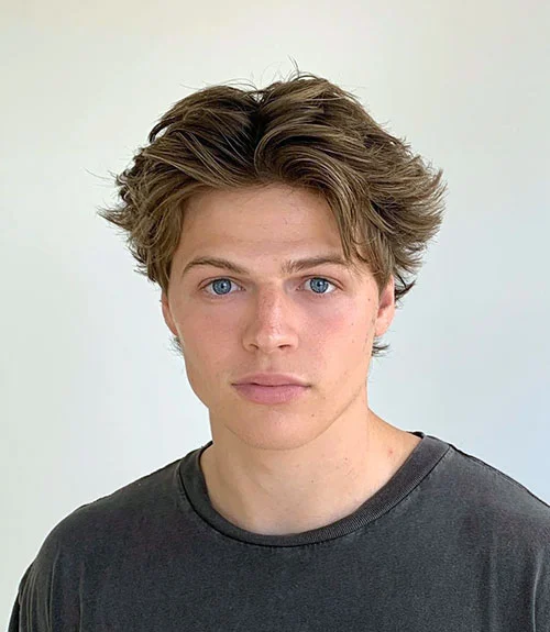 The middle part is a relaxed yet classy longer hairstyle